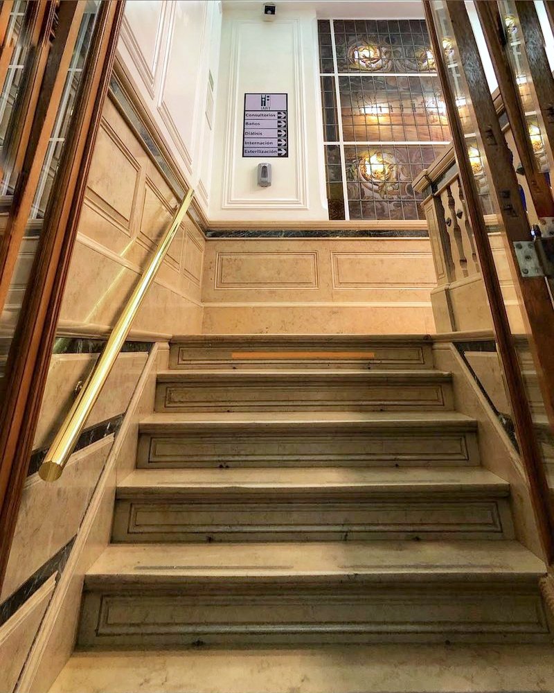 Hall y escalera principal